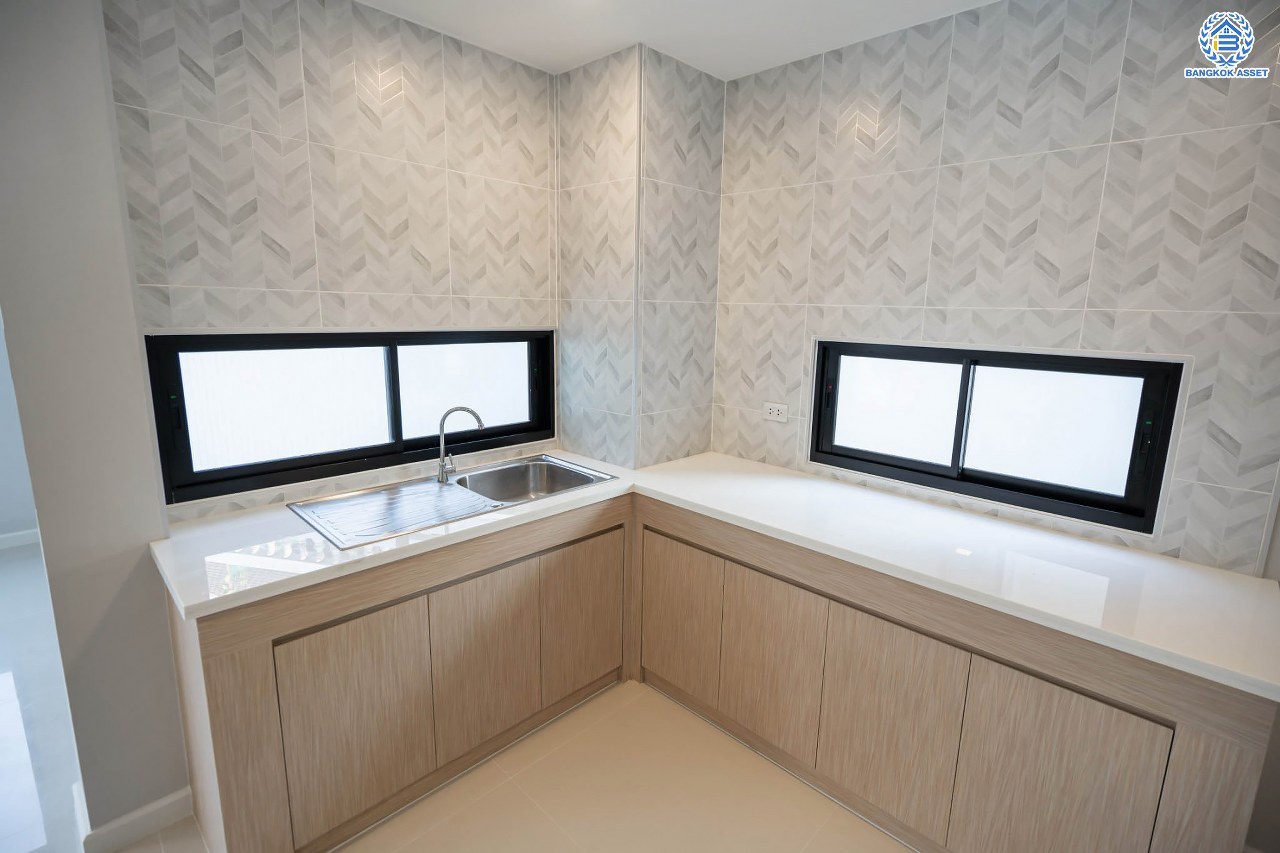 บ้านมือสองตกแต่งใหม่ ดีไซน์สวย โครงการ ลาดพร้าว130 ลาดพร้าว หลังใหญ่ถึง 154 ตร.ว. ฟังก์ชัน 4 ห้องนอน 5 ห้องน้ำ 1 ห้องแม่บ้าน จอดรถได้ 2 คัน พื้นที่ใช้สอยกว่า 589 ตร.ม. รองรับทุกกิจกรรม บนทำเลเชื่อมต่อหลายเส้นทาง อาทิ ถนนรัชดาภิเษก, ถนนเสรีไทย, ถนนรามคำแหง ใกล้จุดขึ้นทางด่วน "ฉลองรัช" ใกล้รถไฟฟ้าสายสีเหลือง "สถานีลาดพร้าว101" และรถไฟฟ้าสายสีส้ม "หัวหมาก"